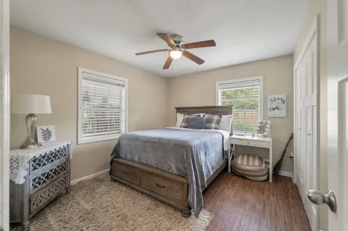 2 Bedroom STEPS to food & nightlife - Minutes to Beaches - NO cleaning fee!