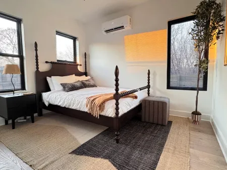 Luxury North Corktown Getaway Отели рядом с достопримечательностью «Joe Louis Monument»