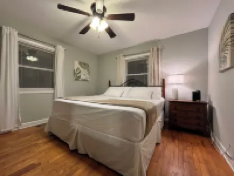 Hampstead 3 bedroom house close to Wilmington: 2 living rooms and Fenced in Yard Hotels in Pender County