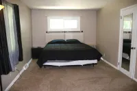 Valley Creek Place, A Charming 3-bedroom home with a Creek view & Wi-Fi Hotels in Euclid