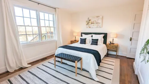 1 bedroom apt, Steps from Swamp Rabbit Trail, 15 minute walk to Main st.