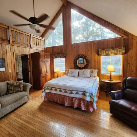 Beautiful family friendly 4 bedroom Resort Chalet with Fireplace