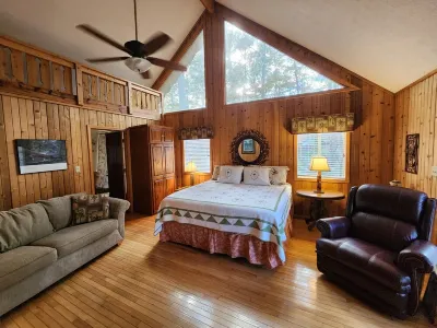 Beautiful family friendly 4 bedroom Resort Chalet with Fireplace 캘러웨이 브라더스 어제이러 보울 주변 호텔