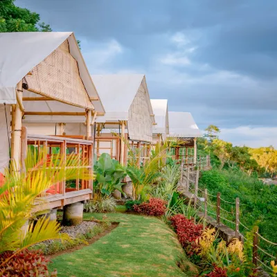 Bali Cliff Glamping Các khách sạn gần Bãi biển Sosro