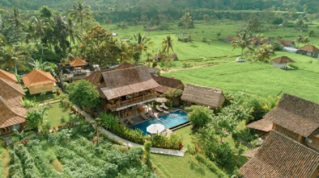Kubu Sakian Villa Hotels near Black Sand Beach