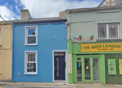 Tralee Townhouse Holiday Home by Trident Holiday Homes Hotels in Castlemaine