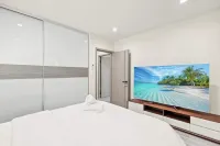 Modern New 3B Home Fully Stocked Cozy Sunlight Hotels in West Covina