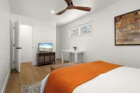1970s Style Cozy Home with Fireplace Yard & Hot Tub