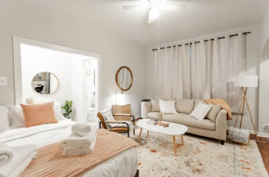 Chic and Cozy Getaway near Loyola Park