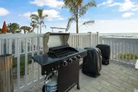 Beach Retreat - Steps to Beach - Beautiful Sunsets - Walk to Shops & Restaurants