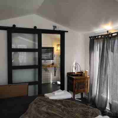 Luxurious Hilltop Studio, only 10 minutes walk to the main street of Daylesford Rooms