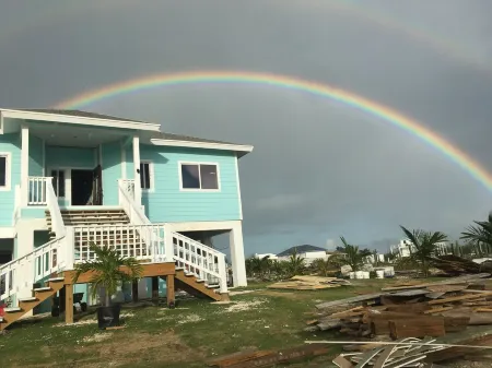 Cottage nestled in Leisure Lee Waterways. Close to  beaches with Dock rentals