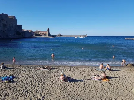 Renovated apartment 50m from the beach, Self-contained entrance, Air-conditioned. Отели в г. Коллиур