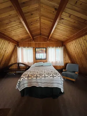 Charming, dog-friendly cabin in peaceful Birch Bay, Wa Birch Bay State Park附近的飯店