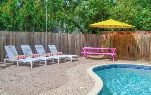 Spacious 4-bedroom house with Make-up bar, WiFi, Games, Hot-tub, & pool
