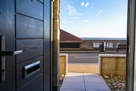 Wight Stone Luxury Townhouse - Breathtaking Views Отели в г. Сандаун