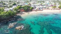 Stylish 2 Bedroom + pool Beachfront Suite king & queen bed Sunsets beach walk