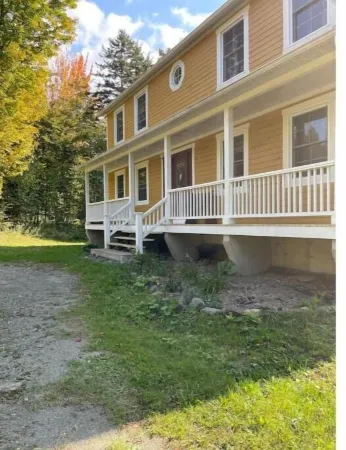 Charme Montagnais Près du Mont Sutton Отели в г. Сютон