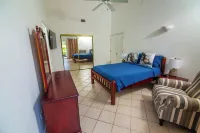 Welcome to Blue Emerald Villa. A 3-bedroom villa in brilliant Harbour View, ANU Hotels in Jolly Harbour