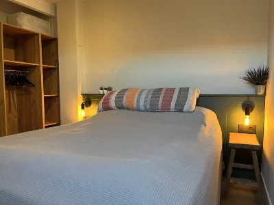 Comfortable and fully furnished apartment with modern bathroom Hotels in 