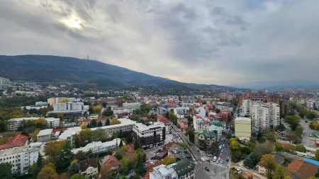 Diamond Residences 10th fl. Lux Apt. w/ City view and Free Parking Отели рядом с достопримечательностью «Спомен куќа на Мајка Тереза»