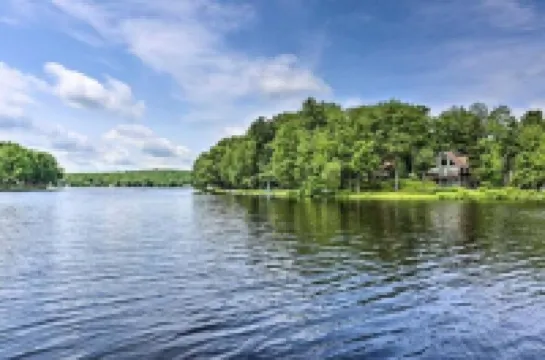 Chalet in the heart of Poconos, romantic getaway near pools and lake Hotels in Coolbaugh Township