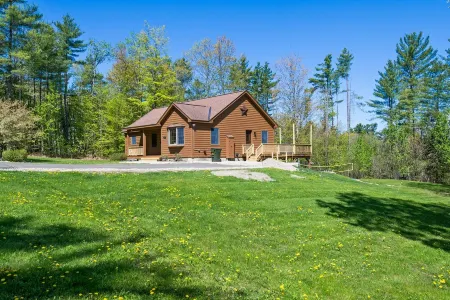Peaceful cabin w/patio-firepit near lake Sunapee