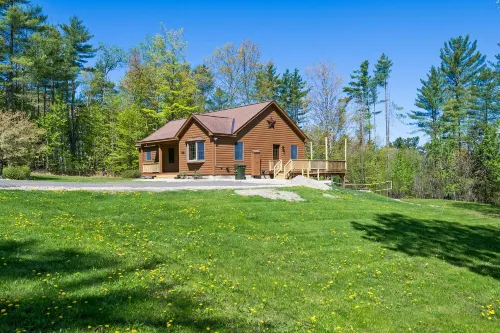 Peaceful cabin w/patio-firepit near lake Sunapee