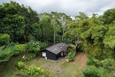 Charming 2-bedroom cabin with WiFi, in La Fortuna - Arenal Volcano, Costa Rica