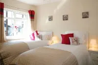 The Palms Holiday Home Near Beautiful Benllech Beach - children and pet friendly