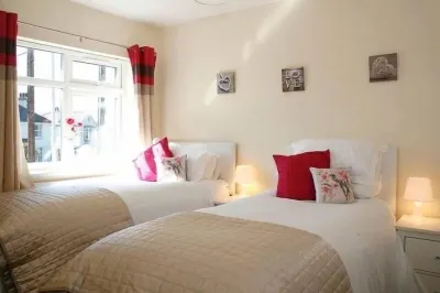 The Palms Holiday Home Near Beautiful Benllech Beach - children and pet friendly