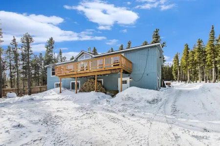 Spacious Mtn Cabin- with HOT TUB, Game room, Skiing, rafting, views and more!