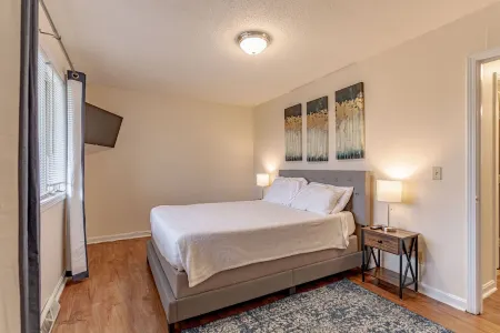 Cozy Apartment in quiet neighborhood with quick access to everything you need!