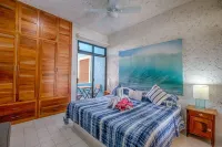 Amazing View Oceanfront with 2 pools, Daily Housekeeping