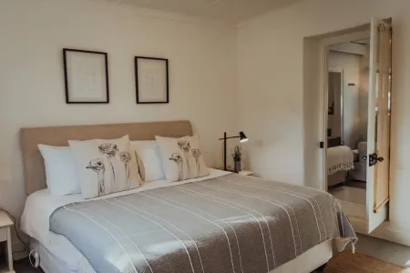 Late 1800s Renovated Cottage on a Working Ostrich Farm in the Klein Karoo Отели рядом с достопримечательностью «Highgate Ostrich Show Farm»