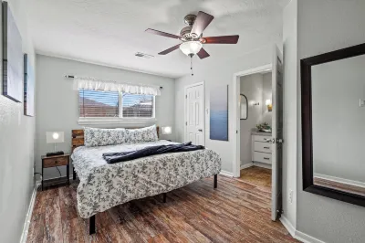 "Cozy Comforts of Home" Private POOL, 5 mins from Kemah Boardwalk & NASA MarineMax Houston 주변 호텔
