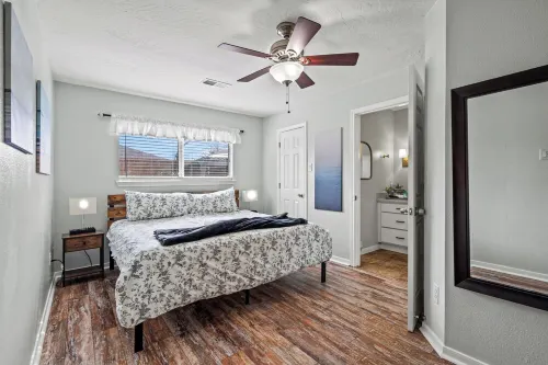 "Cozy Comforts of Home" Private POOL, 5 mins from Kemah Boardwalk & NASA