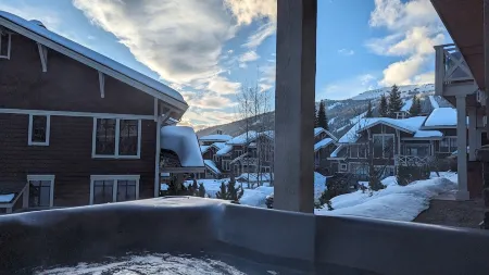 Ski in/Ski out - Family Condo - Private Hot Tub - Free Internet - Golf