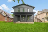 Modern 4 Bed/3.5 Bath Farmhouse Steps to Downtown CF! Hotels near Panther Lounge