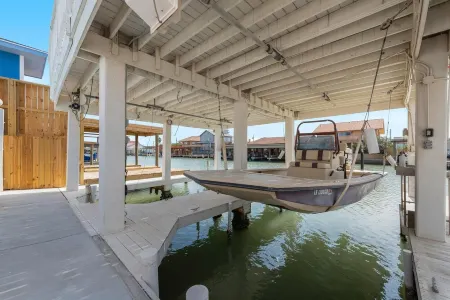 Home with private pool and deck with boat slip Отели в г. Порт Исабел