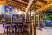 Casa Sea Breeze- Luxury OceanView Estate+50' Infinity Pool on 100 Acres Hotels in Savegre