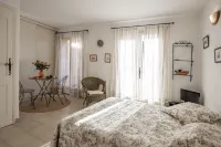 Lovely 2 person studio with terrace and garden in a villa in St Paul de Vence Hotel dekat La chapelle des Pénitents Blancs