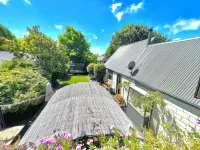 Stylish cottage close 2 Airport