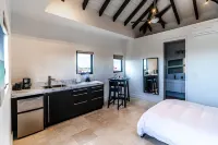 Modern Beachfront 2brdm-2bath with glass pool & incredible view !