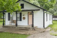 DOWNTOWN OWASSO! Newly Remodeled. The Birch Nest Hotels in Owasso