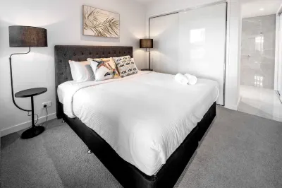 3BR Lux Beachfront Escape - Pool Gym King bed
