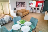 Steps to the beach, 5 mins to airport, cozy and modern, excellent location!