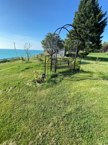 Huron Waterfront Cottage/16+ Guests/Hottub/Outdoor Shower/2 Pets/Private Beach.