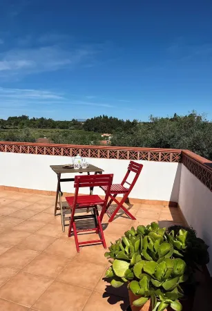 Remodeled Rustic House, with Terrace and Garden Отели в г. Пенамакор