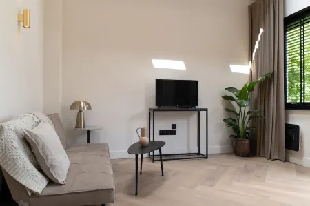 Stijlvolle Tiny House met Parkeerplek in Hoorn Отели в г. Хорн